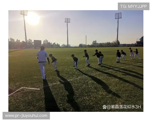 从背后视角感受绿茵激情追逐瞬间展现足球运动的力量与美感